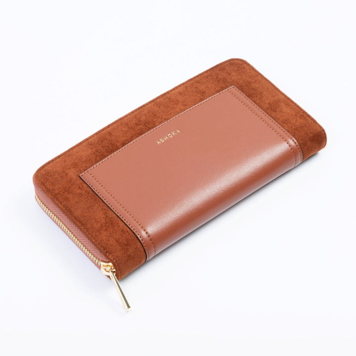 Portefeuille Oxymore camel, luxe responsable et praticité réunis dans une création parisienne.