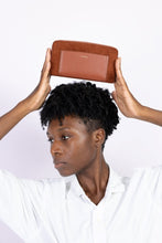 Load image into Gallery viewer, Portefeuille compagnon Oxymore camel, pratique avec multiples rangements, vegan et fabriqué au Portugal.