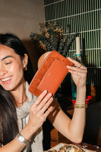 Load image into Gallery viewer, Compagnon Oxymore Camel Ashoka Paris, porte-monnaie et porte-cartes vegan en cuir éthique et cruelty-free