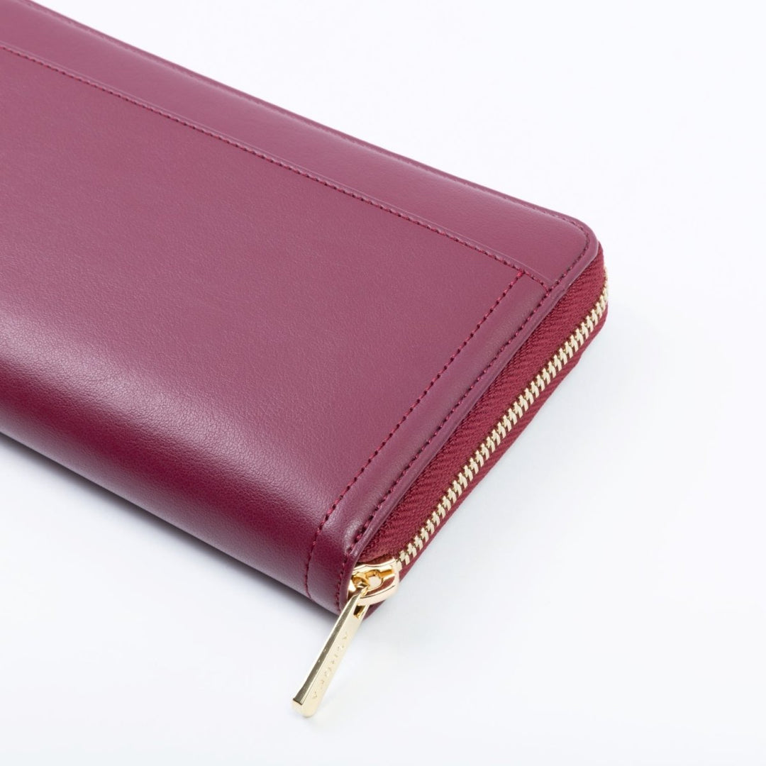 Portefeuille femme Uppeal™ bordeaux, chic parisien et engagement responsable au quotidien.