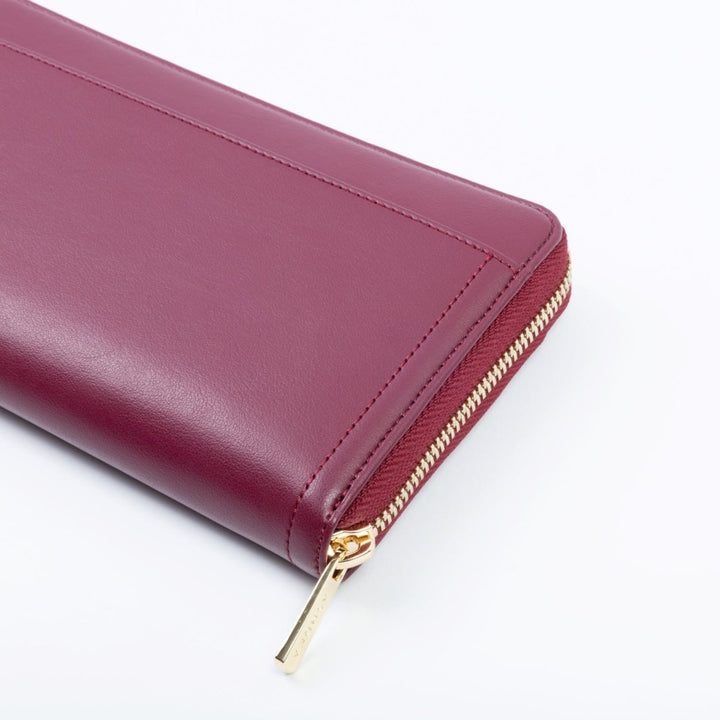 Portefeuille femme Uppeal™ bordeaux, chic parisien et engagement responsable au quotidien.