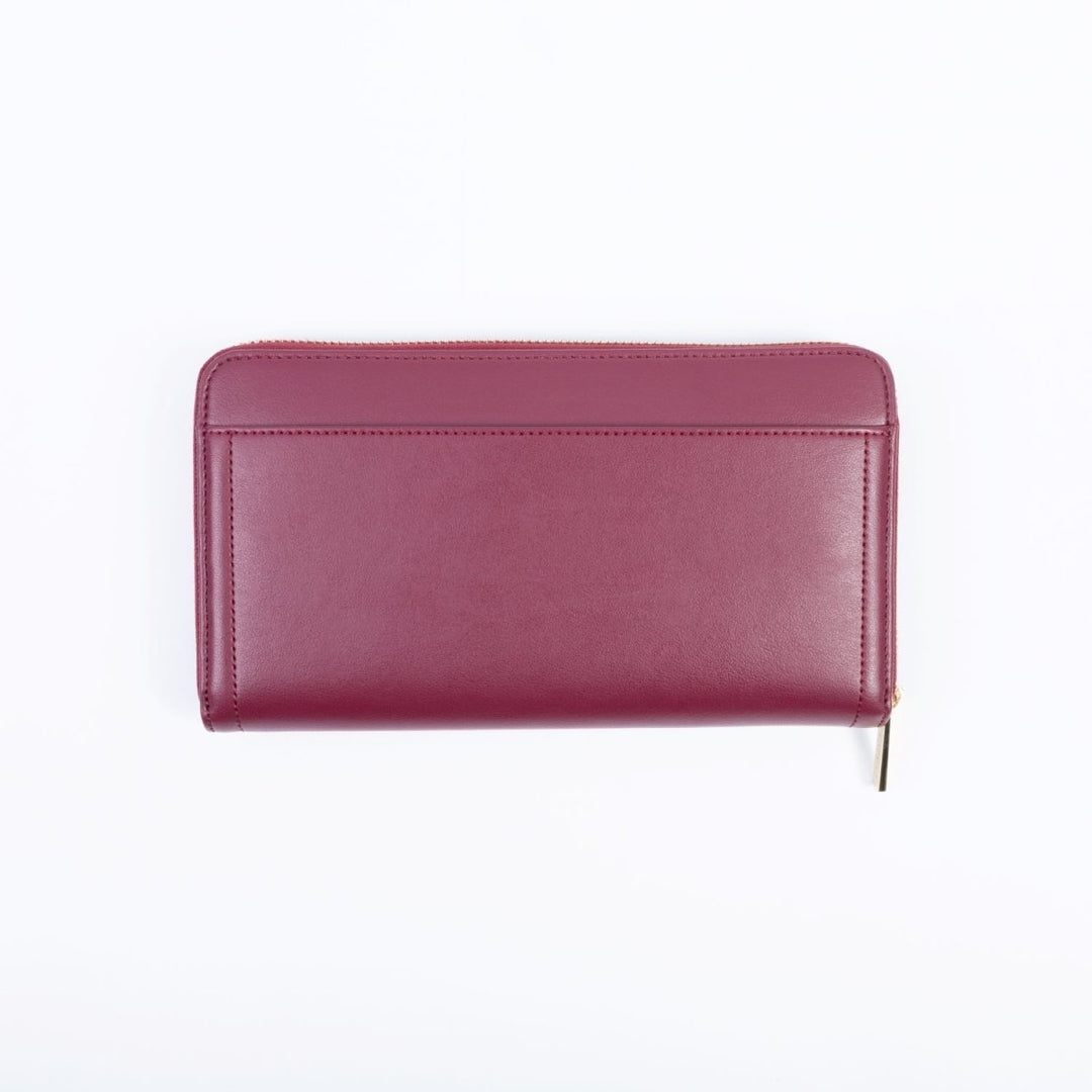 Portefeuille femme Uppeal™ bordeaux, chic parisien et engagement responsable au quotidien.
