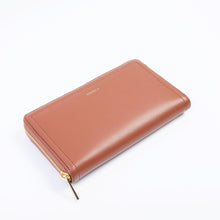 Load image into Gallery viewer, Portefeuille femme Uppeal™ camel, luxe responsable et praticité réunis dans une création parisienne.