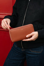 Load image into Gallery viewer, Compagnon Ashoka Paris Camel, porte-cartes et porte-monnaie cruelty-free, design compact et chic
