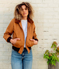 Load image into Gallery viewer, Veste en suede vegan camel avec intérieur fourré