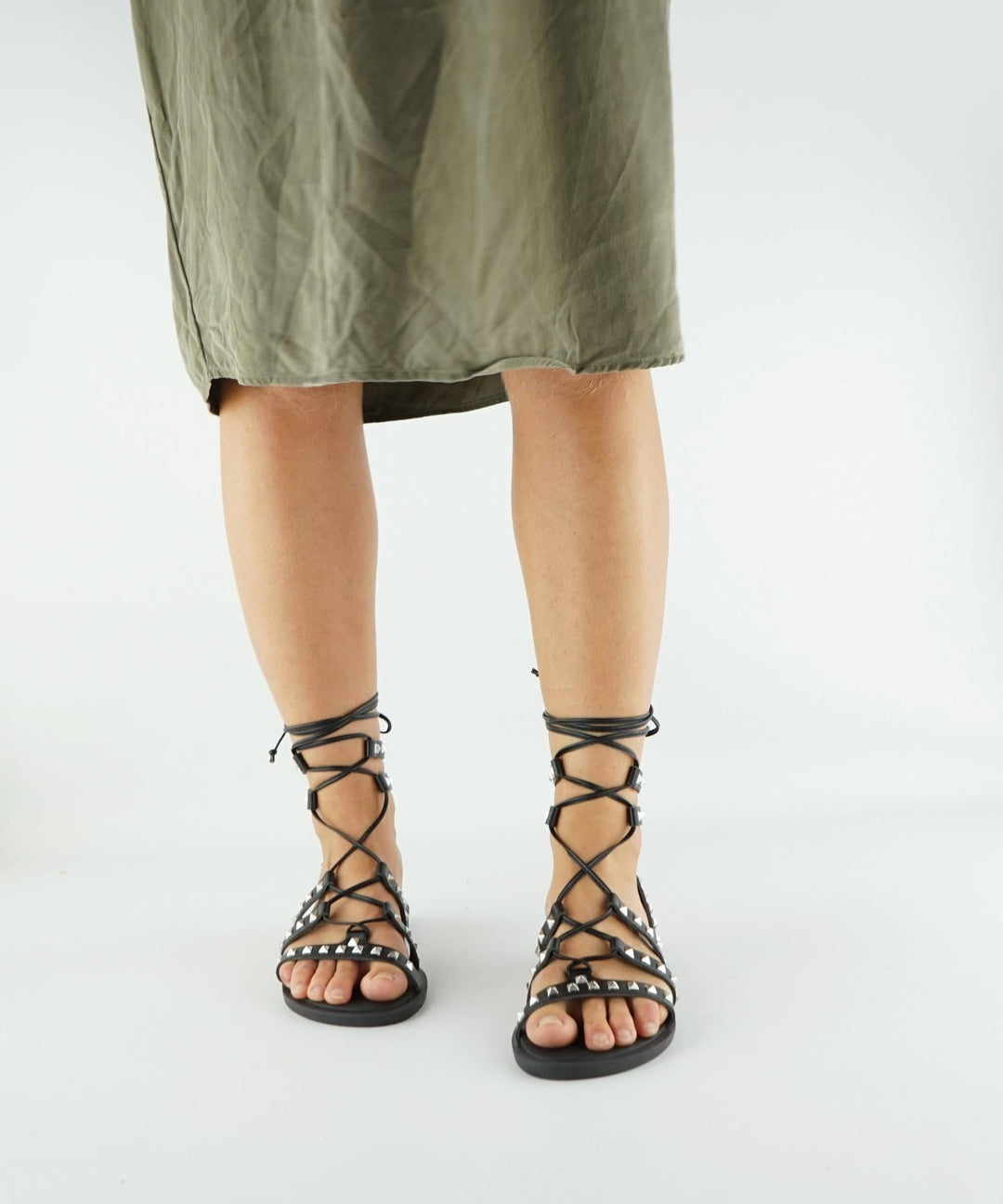 sandales en cuir vegan noir avec clous argentés