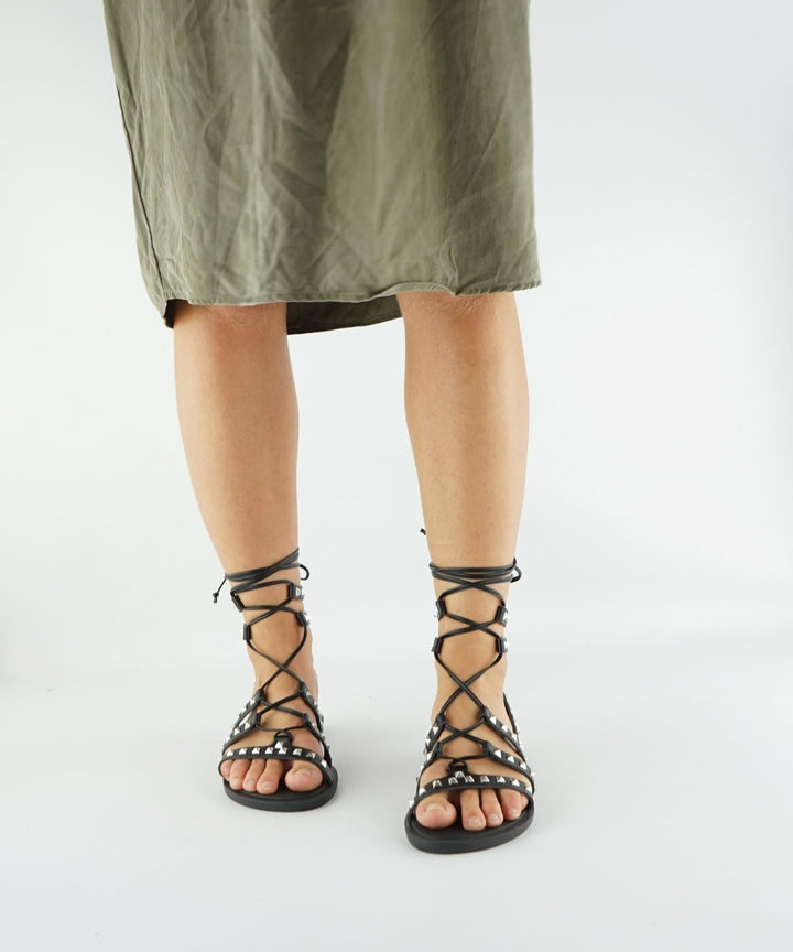 sandales en cuir vegan noir avec clous argentés