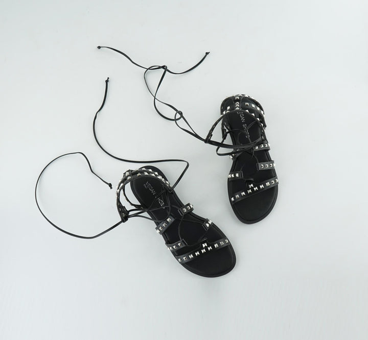 sandales en cuir vegan noir avec clous argentés