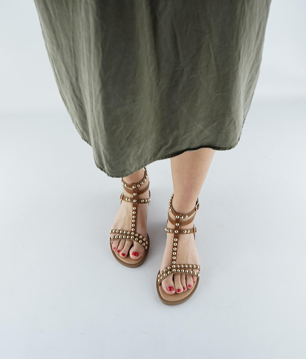 sandales marron à clous dorés