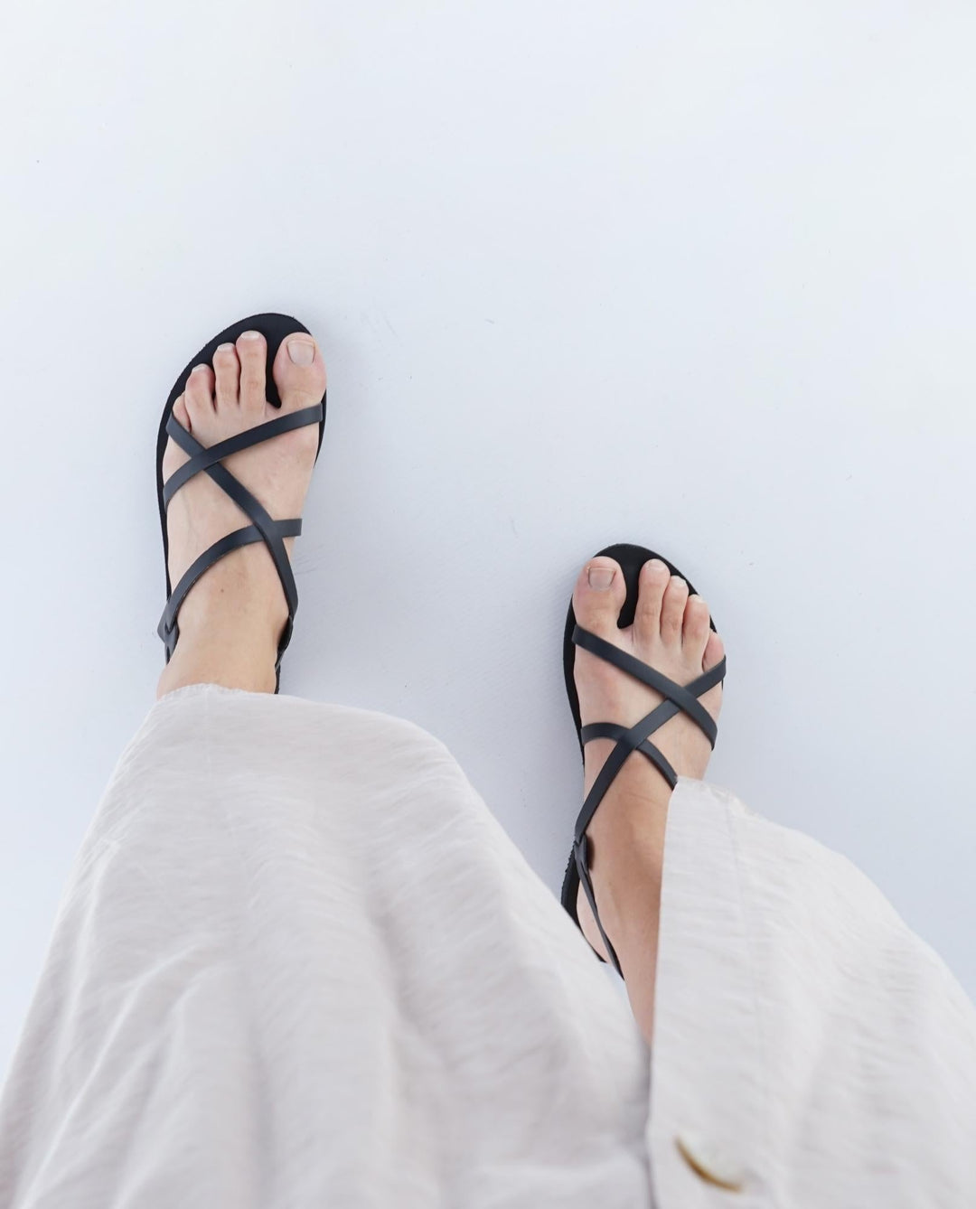 sandales noires éco responsable et cuir vegan de pomme