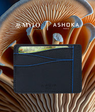 Load image into Gallery viewer, Grand porte-carte Mylo™️ bleu en mycélium, structure souterraine des champignons - éthique, écoresponsable, écologique, durable et sans cruauté