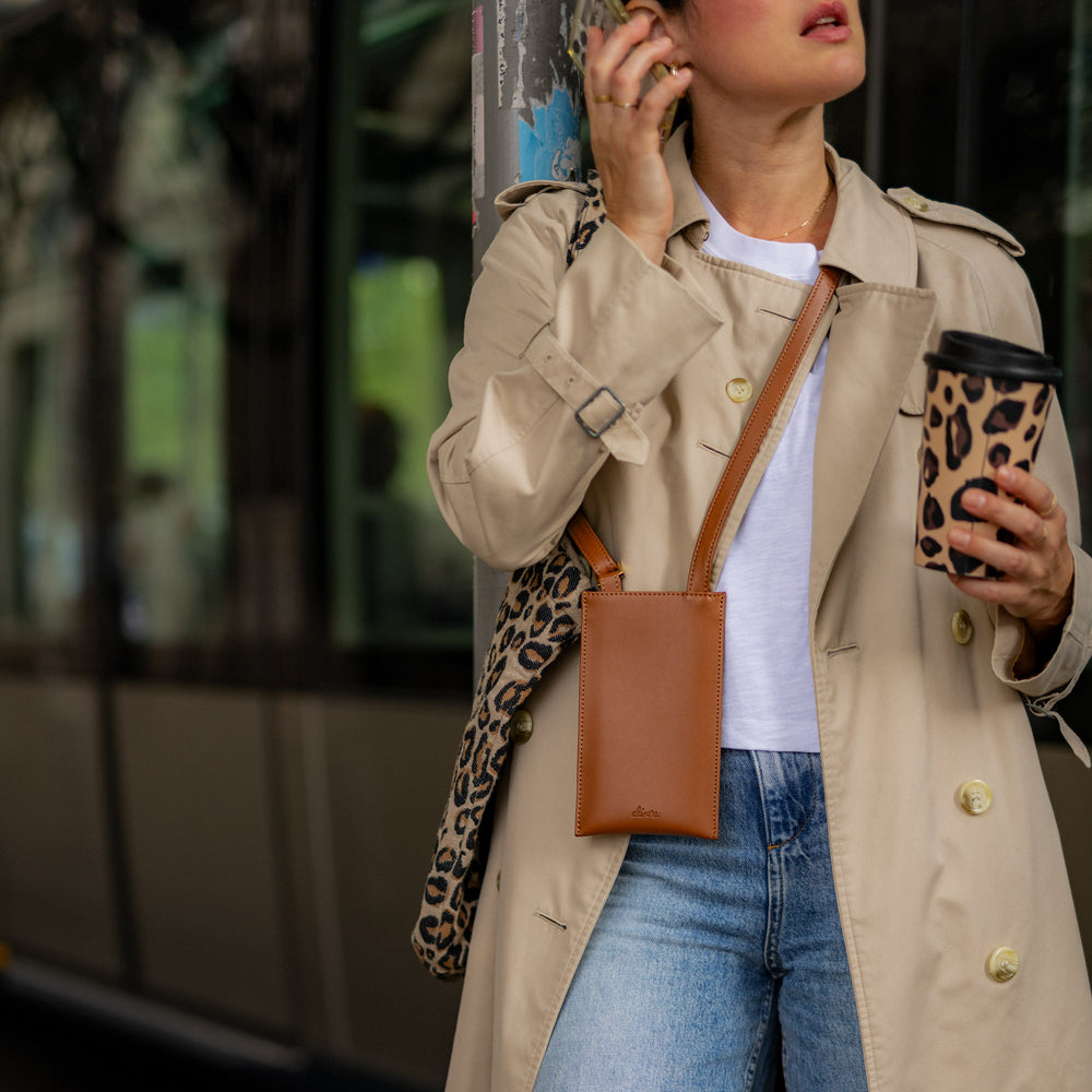 pochette de téléphone en cuir vegan de pomme marron