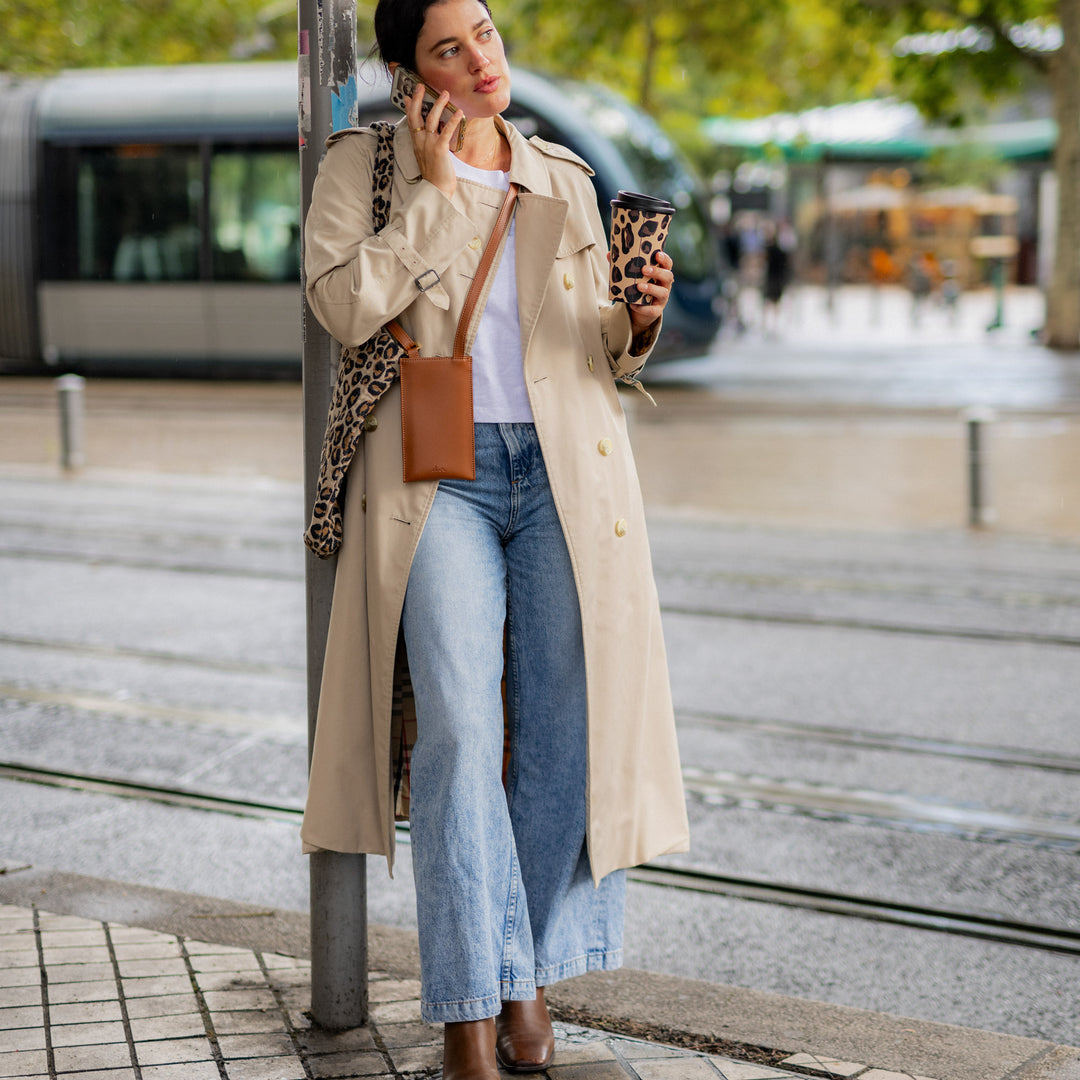 pochette de téléphone en cuir vegan de pomme marron