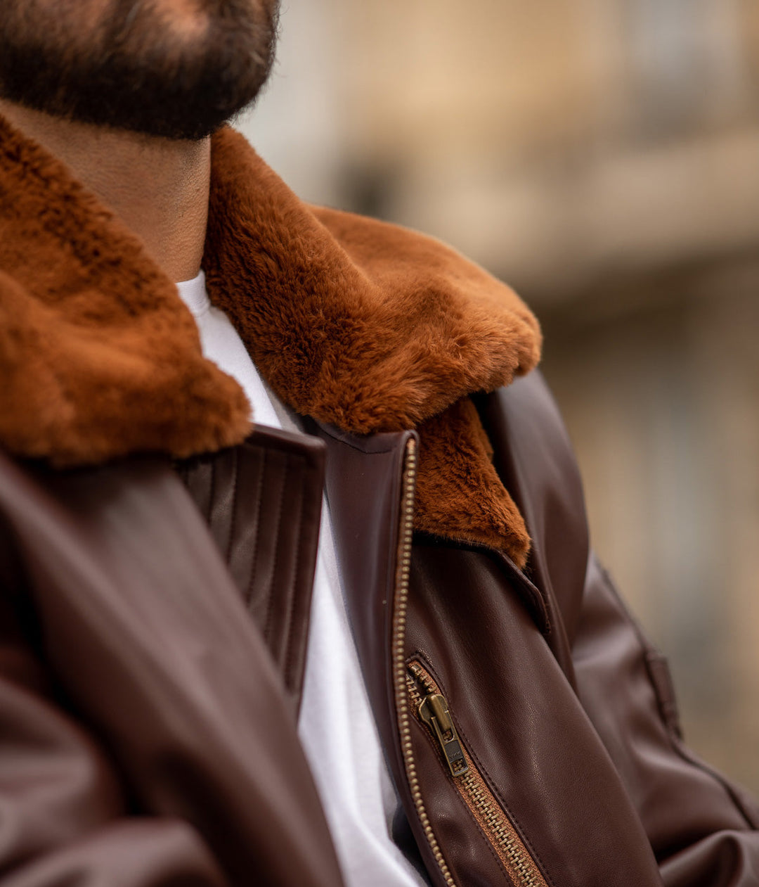 Blouson aviateur marron, vegan pour homme, Roland, sans cuir, intérieur doublé de fourrure synthétique made in France, fabriqué à Paris, matière italienne, écoresponsable, éthique, écologique, Peta approved et Animal free.
