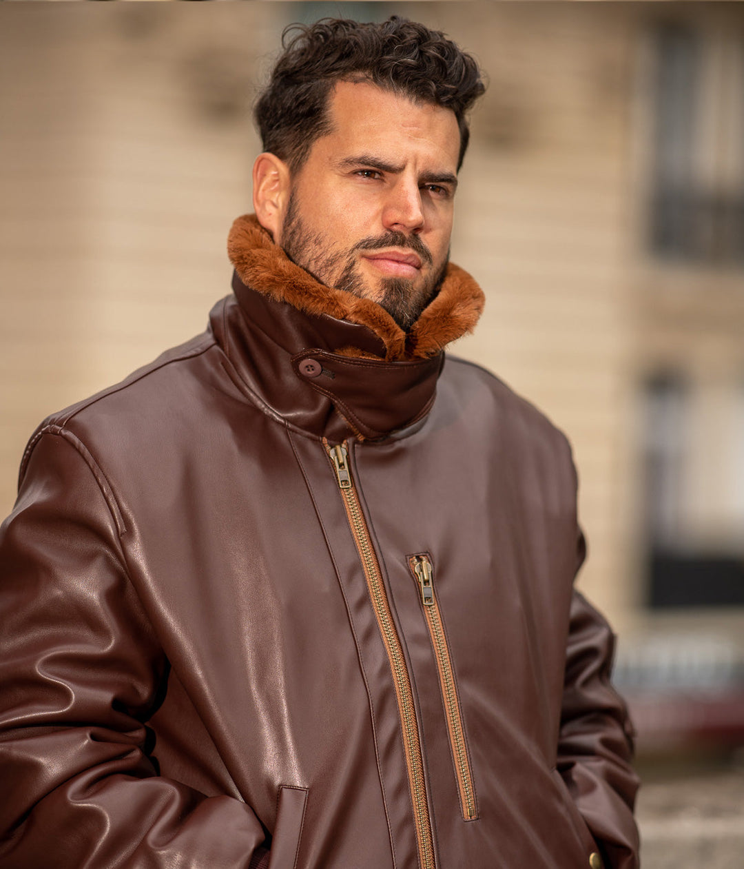 Blouson aviateur marron, vegan pour homme, Roland, sans cuir, intérieur doublé de fourrure synthétique made in France, fabriqué à Paris, matière italienne, écoresponsable, éthique, écologique, Peta approved et Animal free.