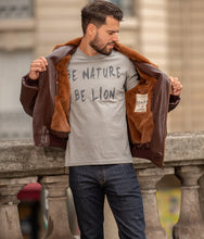 Charger l&#39;image dans la galerie, Blouson aviateur marron, vegan pour homme, Roland, sans cuir, intérieur doublé de fourrure synthétique made in France, fabriqué à Paris, matière italienne, écoresponsable, éthique, écologique, Peta approved et Animal free.