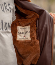 Charger l&#39;image dans la galerie, Blouson aviateur marron, vegan pour homme, Roland, sans cuir, intérieur doublé de fourrure synthétique made in France, fabriqué à Paris, matière italienne, écoresponsable, éthique, écologique, Peta approved et Animal free.