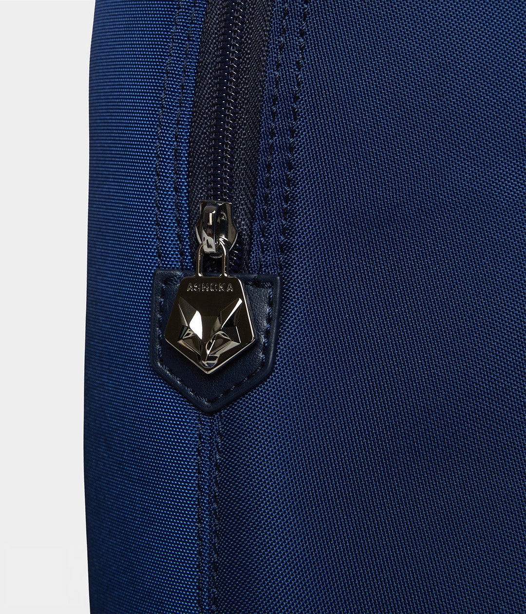 Sac à dos vegan pour femme et homme Lively Apple Skin et nylon recyclé bleu marine sans cuir, éthique, écoresponsable, écologique, recyclé et sans cruauté