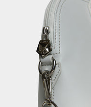 Load image into Gallery viewer, Porte-documents vegan pour femme City Apple Skin gris perle sans cuir, éthique, écoresponsable, écologique, recyclé et sans cruauté