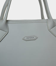 Load image into Gallery viewer, Porte-documents vegan pour femme City Apple Skin gris perle sans cuir, éthique, écoresponsable, écologique, recyclé et sans cruauté