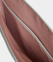 Load image into Gallery viewer, Porte-documents vegan pour femme City Apple Skin gris perle sans cuir, éthique, écoresponsable, écologique, recyclé et sans cruauté