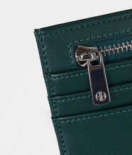 Load image into Gallery viewer, Porte-cartes vegan Apple Skin vert, Haute maroquinerie végane