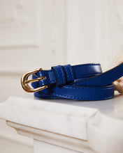 Charger l&#39;image dans la galerie, Ceinture vegan pour femme en Apple Skin bleu électrique et boucle laiton dorée, Haute maroquinerie écoresponsable et végane