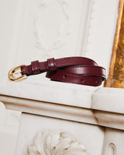 Charger l&#39;image dans la galerie, Ceinture cuir vegan femme Apple Skin bordeaux et boucle laiton dorée, Haute maroquinerie écoreponsable et végane