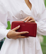 Load image into Gallery viewer, Portefeuille-Compagnon vegan Couture rouge, éthique écologique recyclé et écoresponsable.