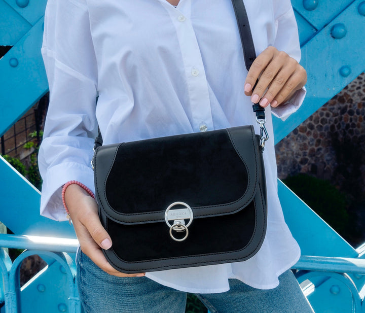 Sac à main Marilyn Apple Skin et simili daim noir face avant, sans cuir, éthique, écoresponsable, écologique, recyclé et sans cruauté.