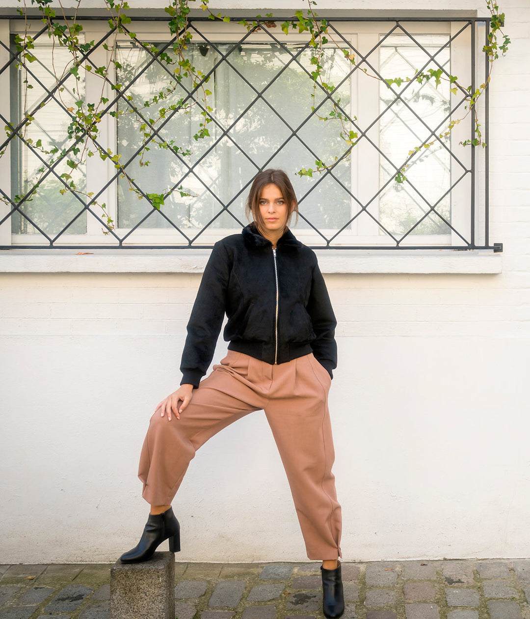 Blouson vegan pour femme, fabriqué en France. Confectionné en suédine de polyester recyclé de couleur noir, agrémenté de fausse fourrure, ce blouson est conçu à Paris. Explorez notre gamme de vêtements vegan, notamment nos manteaux écologiques et écoresponsables pour femme. Chaque pièce est fabriquée dans le respect de conditions éthiques, en utilisant des matières provenant d&