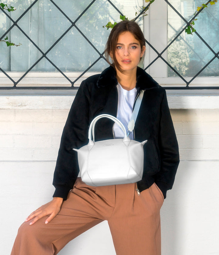Blouson vegan pour femme, fabriqué en France. Confectionné en suédine de polyester recyclé de couleur noir, agrémenté de fausse fourrure, ce blouson est conçu à Paris. Explorez notre gamme de vêtements vegan, notamment nos manteaux écologiques et écoresponsables pour femme. Chaque pièce est fabriquée dans le respect de conditions éthiques, en utilisant des matières provenant d&