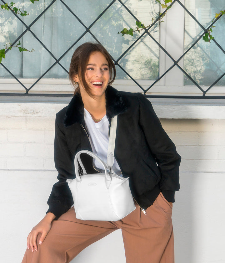 Blouson vegan pour femme, fabriqué en France. Confectionné en suédine de polyester recyclé de couleur noir, agrémenté de fausse fourrure, ce blouson est conçu à Paris. Explorez notre gamme de vêtements vegan, notamment nos manteaux écologiques et écoresponsables pour femme. Chaque pièce est fabriquée dans le respect de conditions éthiques, en utilisant des matières provenant d&