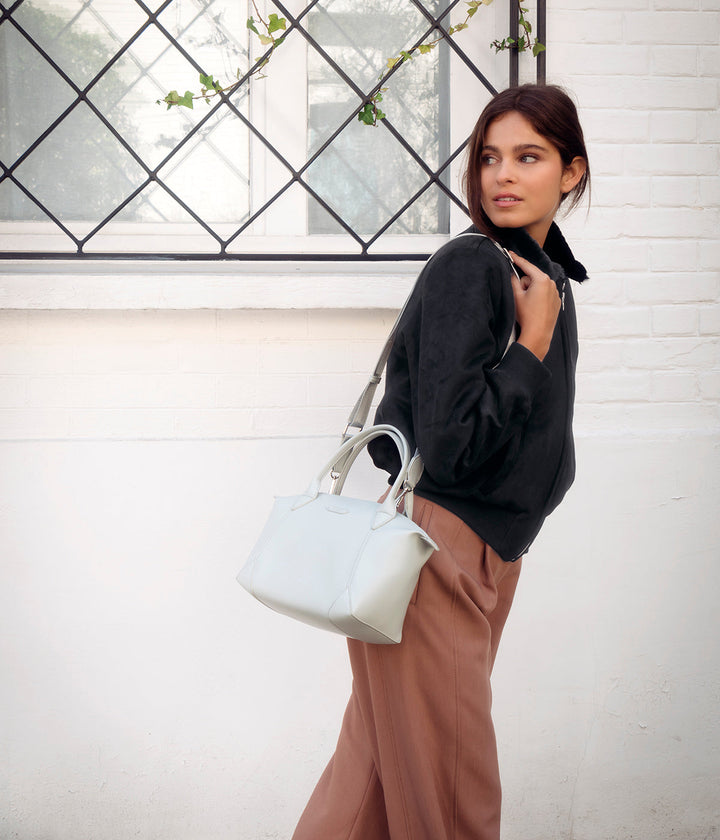 Blouson vegan pour femme, fabriqué en France. Confectionné en suédine de polyester recyclé de couleur noir, agrémenté de fausse fourrure, ce blouson est conçu à Paris. Explorez notre gamme de vêtements vegan, notamment nos manteaux écologiques et écoresponsables pour femme. Chaque pièce est fabriquée dans le respect de conditions éthiques, en utilisant des matières provenant d&