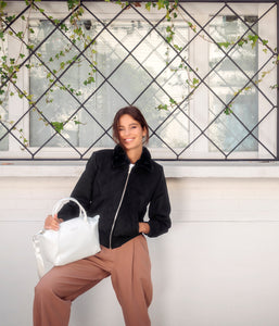 Blouson vegan pour femme, fabriqué en France. Confectionné en suédine de polyester recyclé de couleur noir, agrémenté de fausse fourrure, ce blouson est conçu à Paris. Explorez notre gamme de vêtements vegan, notamment nos manteaux écologiques et écoresponsables pour femme. Chaque pièce est fabriquée dans le respect de conditions éthiques, en utilisant des matières provenant d'Italie et respectueuses de l'environnement.