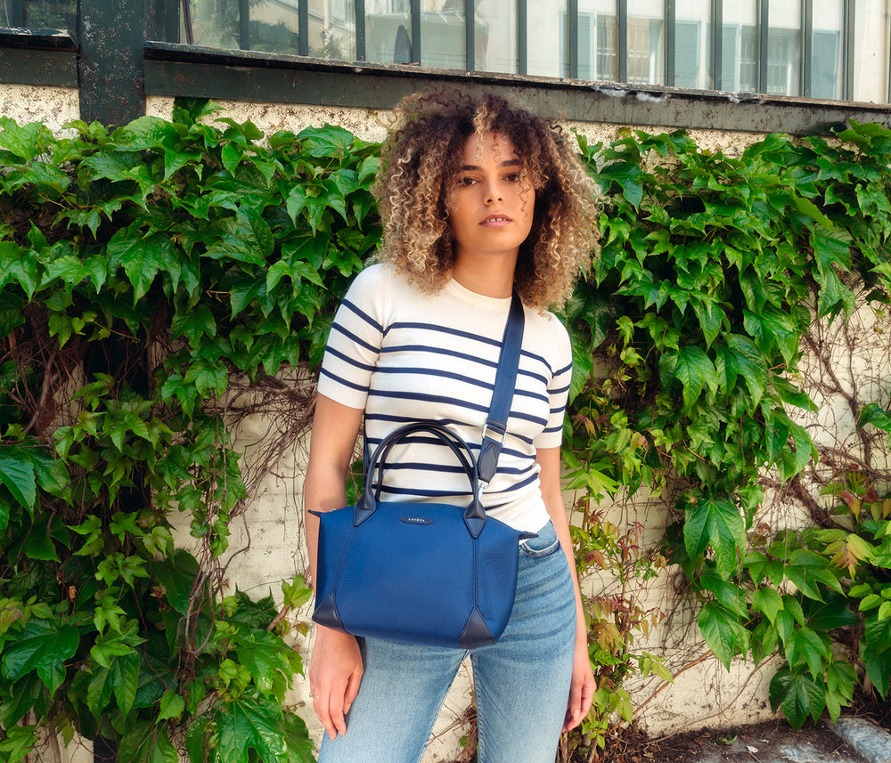 Sac à main vegan pour femme Pretty Apple Skin et Nylon recyclé bleu marine, sans cuir, éthique, écoresponsable, écologique, recyclé et sans cruauté
