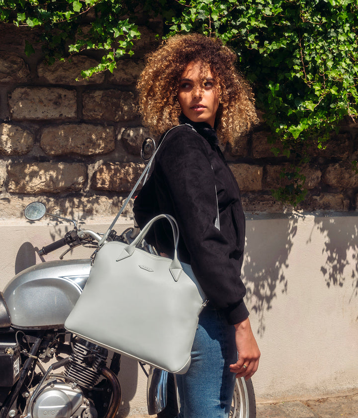 Porte-documents vegan pour femme City Apple Skin gris perle sans cuir, éthique, écoresponsable, écologique, recyclé et sans cruauté