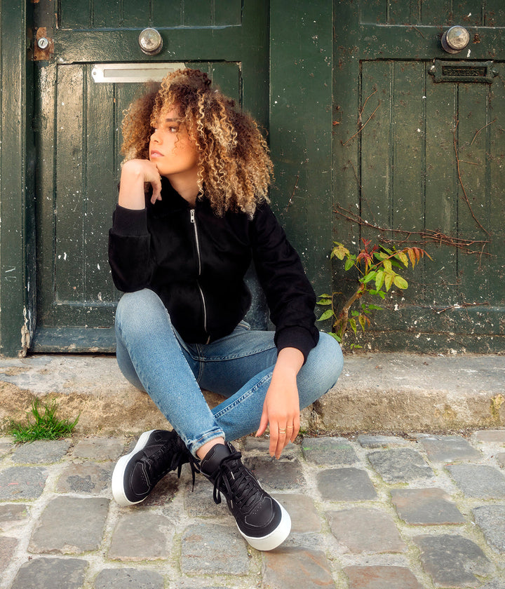 Blouson vegan pour femme, fabriqué en France. Confectionné en suédine de polyester recyclé de couleur noir, agrémenté de fausse fourrure, ce blouson est conçu à Paris. Explorez notre gamme de vêtements vegan, notamment nos manteaux écologiques et écoresponsables pour femme. Chaque pièce est fabriquée dans le respect de conditions éthiques, en utilisant des matières provenant d&