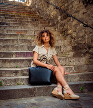 Load image into Gallery viewer, Sac cabas vegan pour femme Jolly Apple Skin noir sans cuir, éthique, écoresponsable, écologique, recyclé et sans cruauté