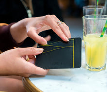 Charger l&#39;image dans la galerie, Grand porte-carte Mylo™️ jaune en mycélium, structure souterraine des champignons - éthique, écoresponsable, écologique, durable et sans cruauté