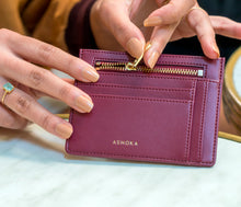 Load image into Gallery viewer, Porte-cartes vegan Apple Skin zippé bordeaux, Haute maroquinerie végane