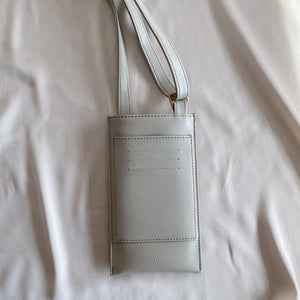 pochette de téléphone en cuir vegan de pomme gris