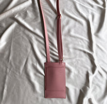 Charger l&#39;image dans la galerie, pochette de téléphone en cuir vegan de pomme rose