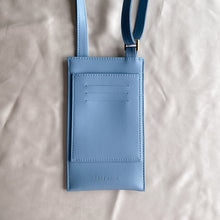 Charger l&#39;image dans la galerie, pochette de téléphone en cuir vegan de pomme bleu