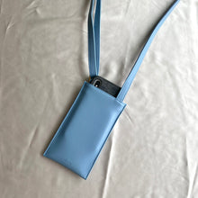 Charger l&#39;image dans la galerie, pochette de téléphone en cuir vegan de pomme bleu