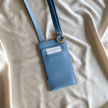 Charger l&#39;image dans la galerie, pochette de téléphone en cuir vegan de pomme bleu