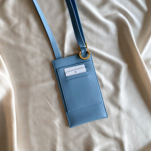 pochette de téléphone en cuir vegan de pomme bleu