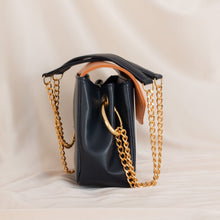Load image into Gallery viewer, sac à main en cuir vegan de pomme couleur marine camel et blanc marque Alénore
