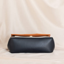 Load image into Gallery viewer, sac à main en cuir vegan de pomme couleur marine camel et blanc marque Alénore