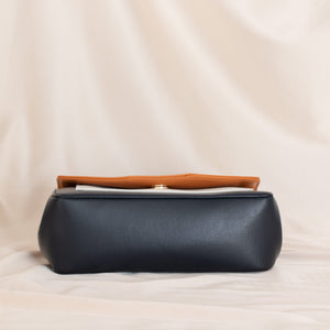sac à main en cuir vegan de pomme couleur marine camel et blanc marque Alénore